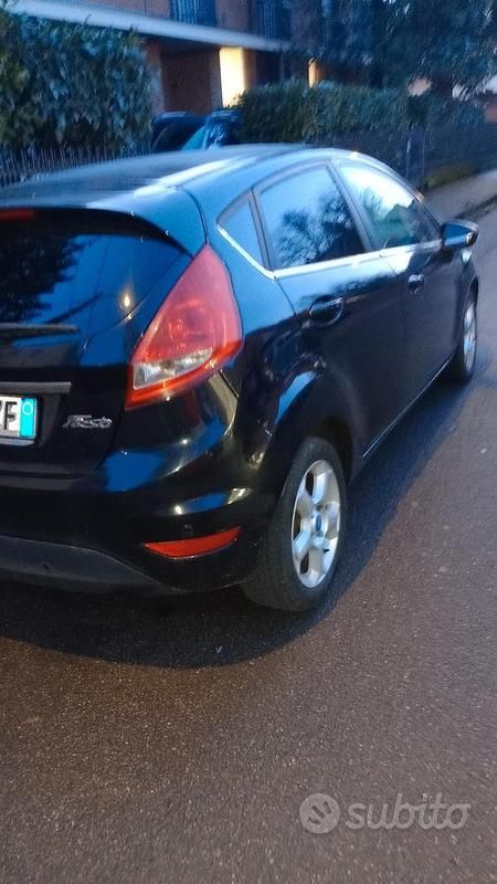 Usata Ford Fiesta 68 CV (50 kW) 2011 Nero Utilitaria