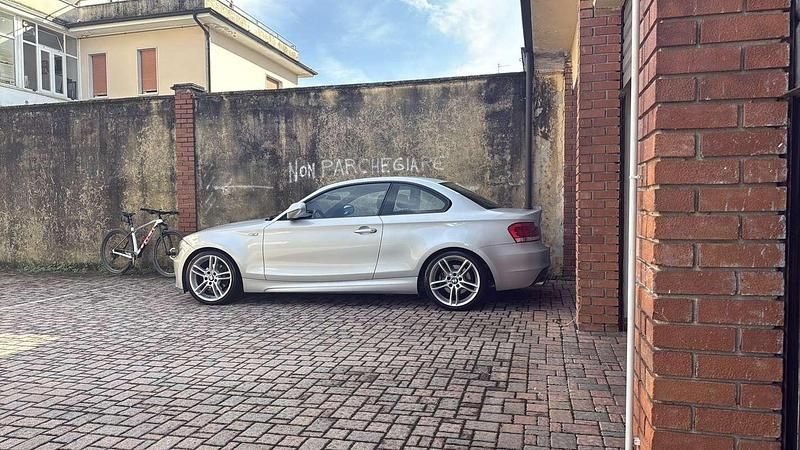 Argento Usata 2012 BMW 120 Coupé M Sport Coupé | 8900 € (Buon prezzo) - Immagine 1/4