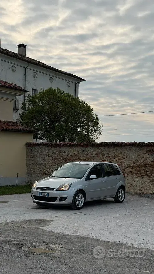 Usata Ford Fiesta 58 CV (42 kW) 2008 Grigio Utilitaria