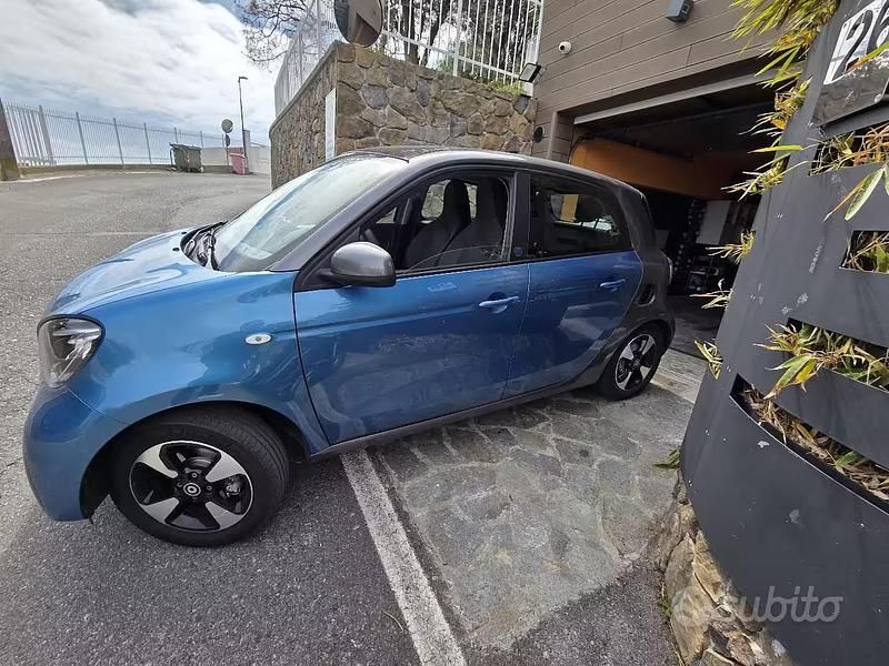 Usata Smart ForFour Electric Drive Passion 41 kW (56 CV) 2022 Blu Berlina