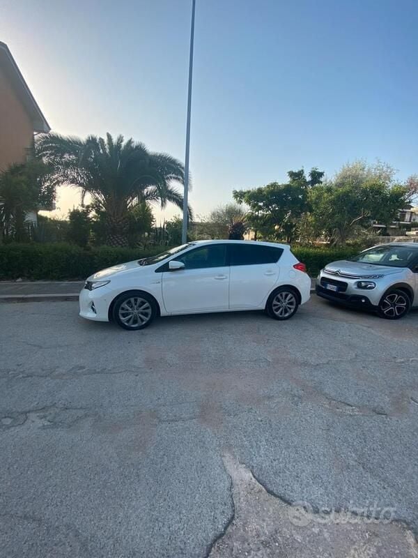 Usata Toyota Auris Hybrid 99 CV (72 kW) 2014 Bianco Berlina