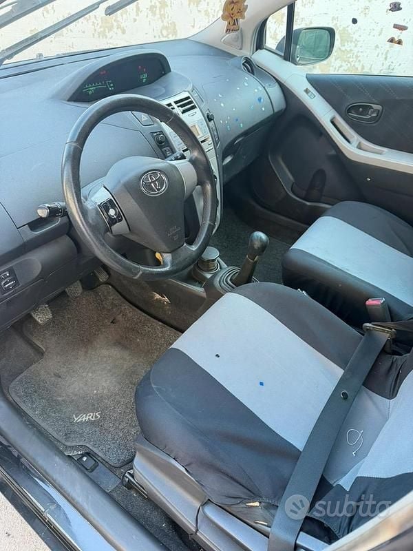 Usata Toyota Yaris 69 CV (50 kW) 2008 Nero Utilitaria