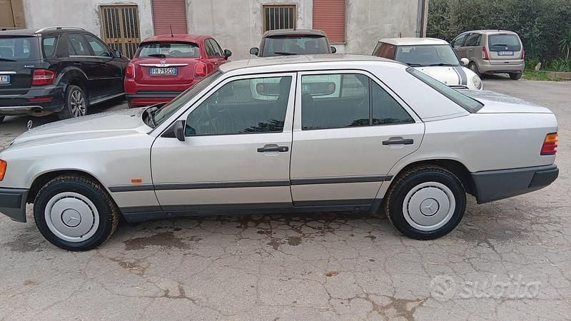 Usata Mercedes E250 1988 Grigio Berlina