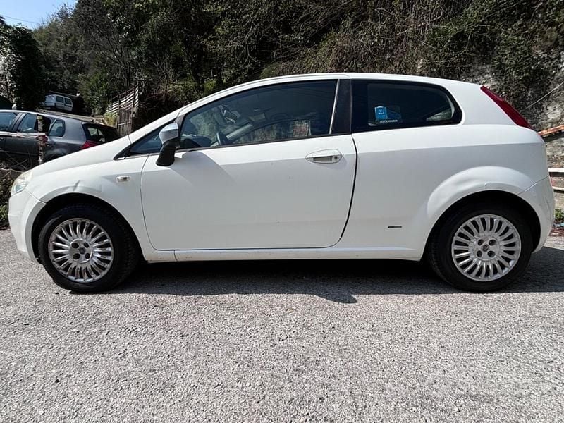 Usata Fiat Grande Punto Dynamic 65 CV (47 kW) 2008 Bianco Utilitaria