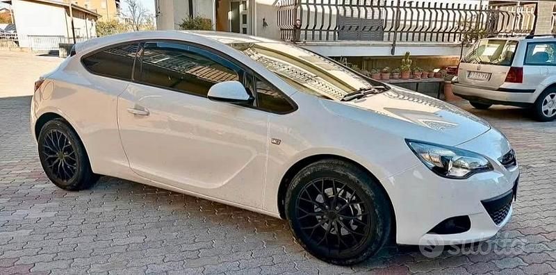 Usata Opel Astra GTC 120 CV (88 kW) 2012 Bianco Coupé