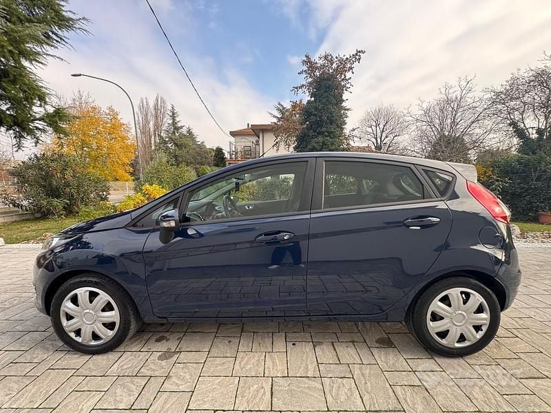 Usata Ford Fiesta 75 CV (55 kW) 2015 Blu Berlina