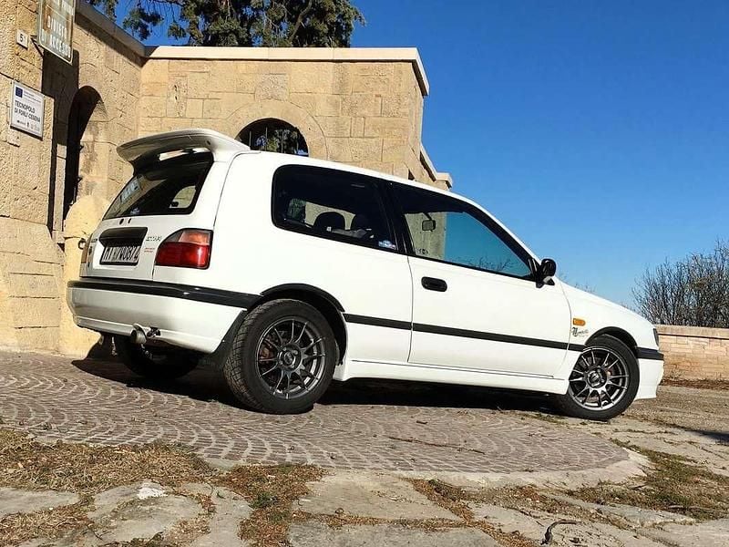 Usata Nissan Sunny 220 CV (161 kW) 1992 Bianco Berlina