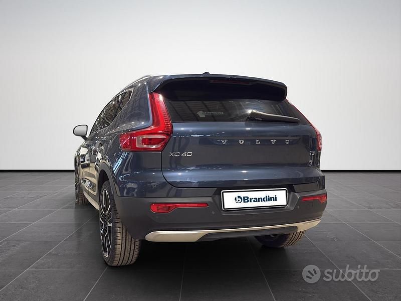 Usata Volvo XC40 Momentum 163 CV (119 kW) 2021 Blu SUV