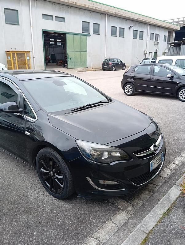 Usata Opel Astra 110 CV (80 kW) 2013 Nero Berlina