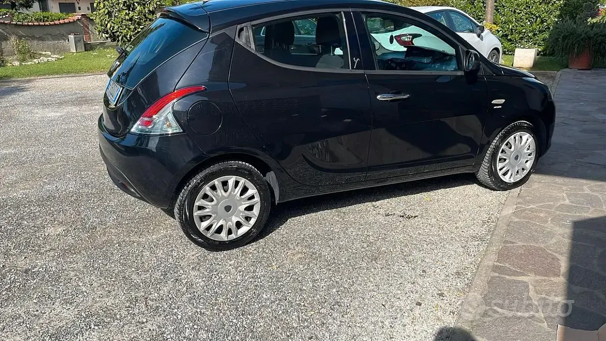 Usata Lancia Ypsilon 69 CV (50 kW) 2013 Nero Utilitaria