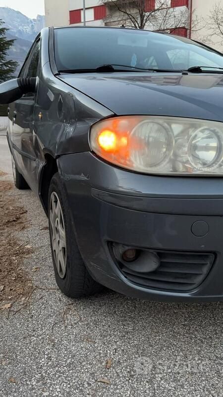 Usata Fiat Punto 80 CV (58 kW) 2004 Grigio Utilitaria