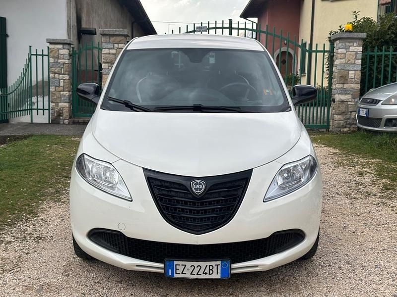 Usata Lancia Ypsilon 69 CV (50 kW) 2015 Bianco Utilitaria