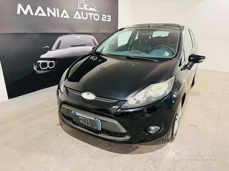Usata Ford Fiesta 95 CV (69 kW) 2011 Nero Berlina