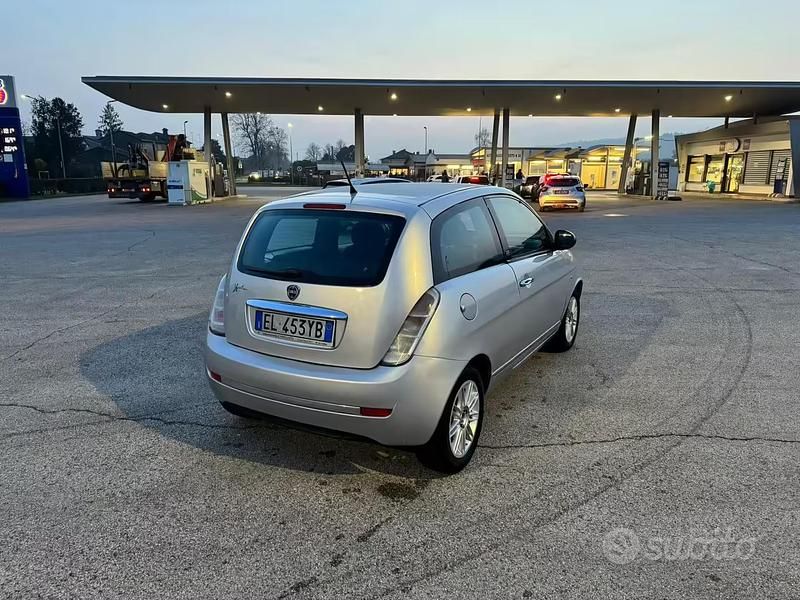 Usata Lancia Ypsilon 69 CV (50 kW) 2012 Grigio Utilitaria