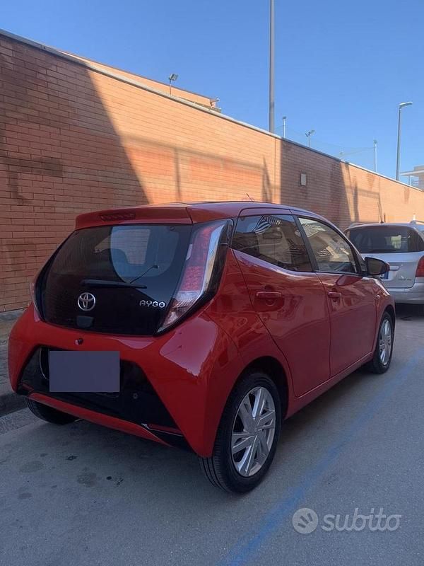 Usata Toyota Aygo 69 CV (50 kW) 2015 Rosso Utilitaria