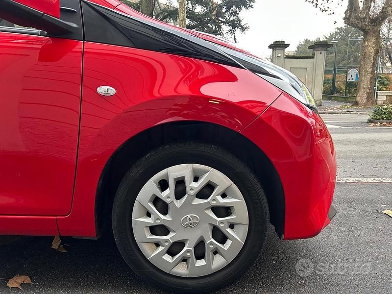Usata Toyota Aygo Connect Style 72 CV (52 kW) 2021 Rosso Utilitaria