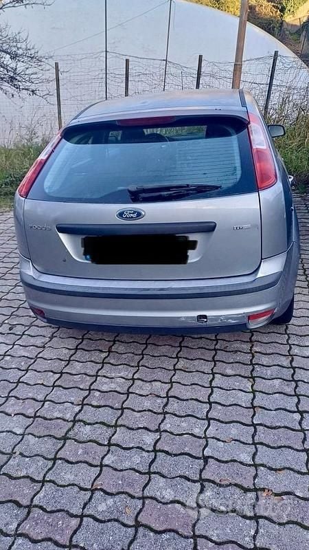 Usata 2005 Ford Focus Tre volumi | 1000 € (Ottimo prezzo) - Immagine 1/4