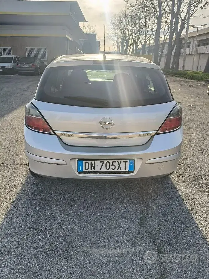Usata Opel Astra Cosmo 101 CV (74 kW) 2008 Grigio Berlina