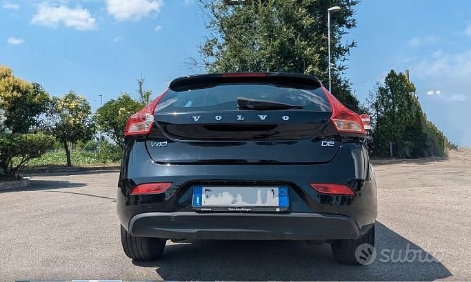 Usata Volvo V40 Business Edition 120 CV (88 kW) 2016 Nero Berlina
