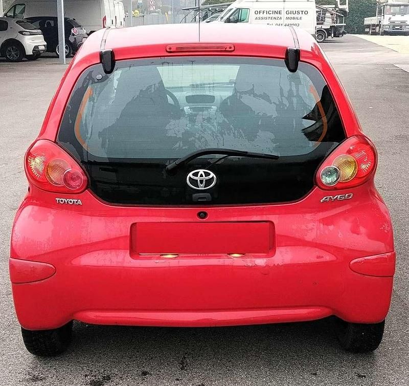 Usata Toyota Aygo 68 CV (50 kW) 2006 Rosso Utilitaria
