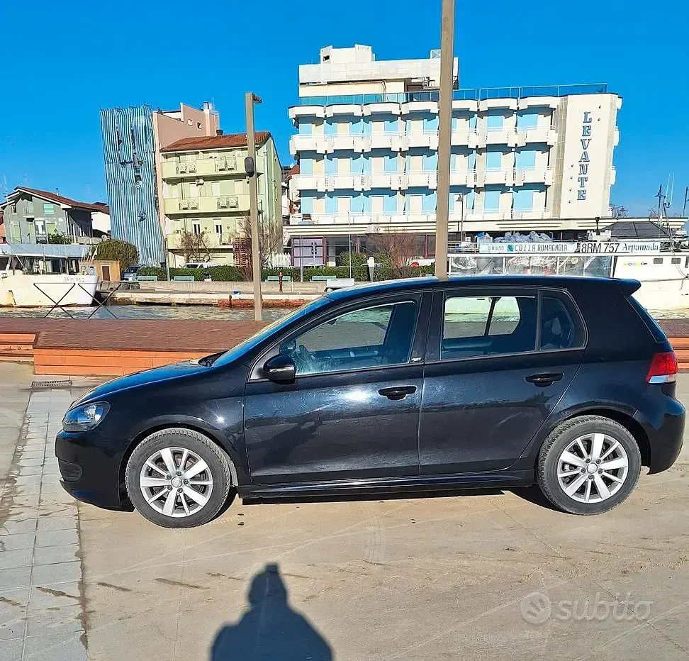 Usata VW Golf VI 105 CV (77 kW) 2011 Nero Utilitaria