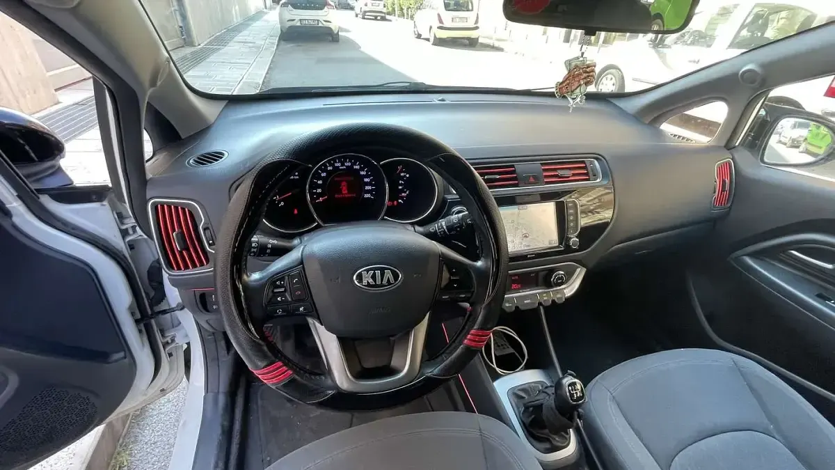 Usata Kia Rio 90 CV (66 kW) 2015 Bianco Berlina