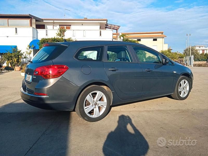 Usata Opel Astra 130 CV (95 kW) 2014 Grigio Berlina
