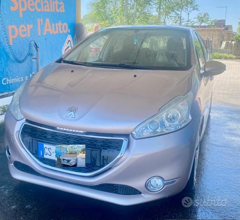 Usata Peugeot 208 95 CV (69 kW) 2012 Utilitaria
