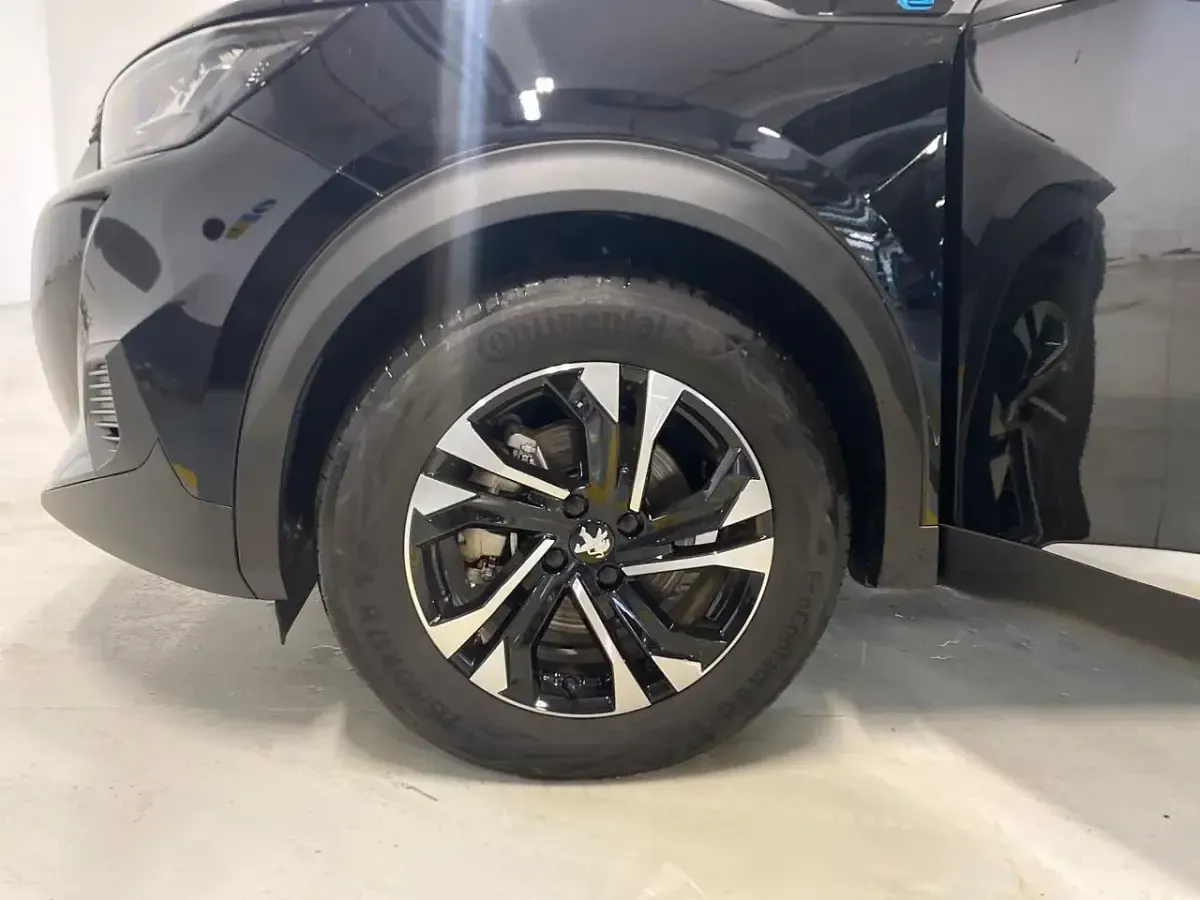Usata Peugeot e-2008 Allure 100 kW (136 CV) 2022 Nero SUV
