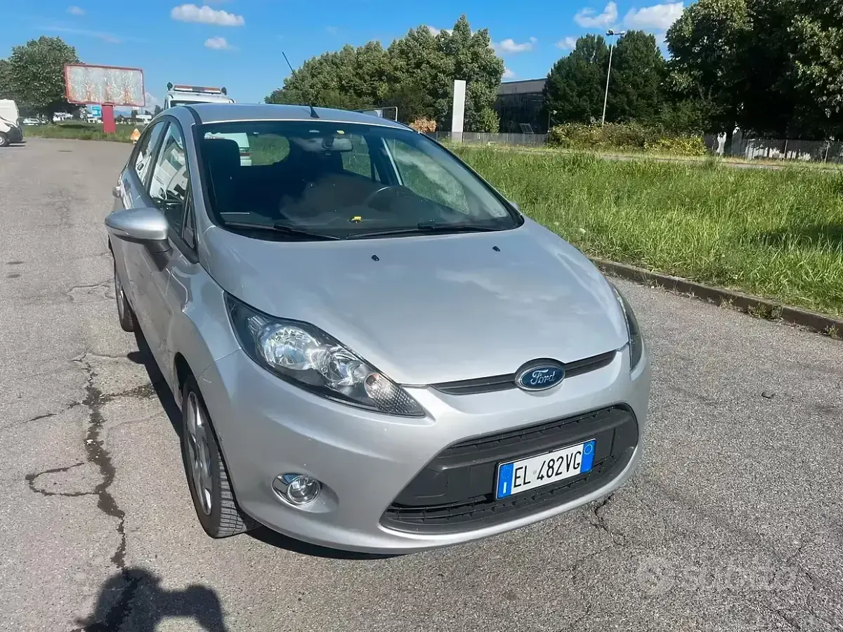 Usata Ford Fiesta Titanium 60 CV (44 kW) 2012 Grigio Berlina