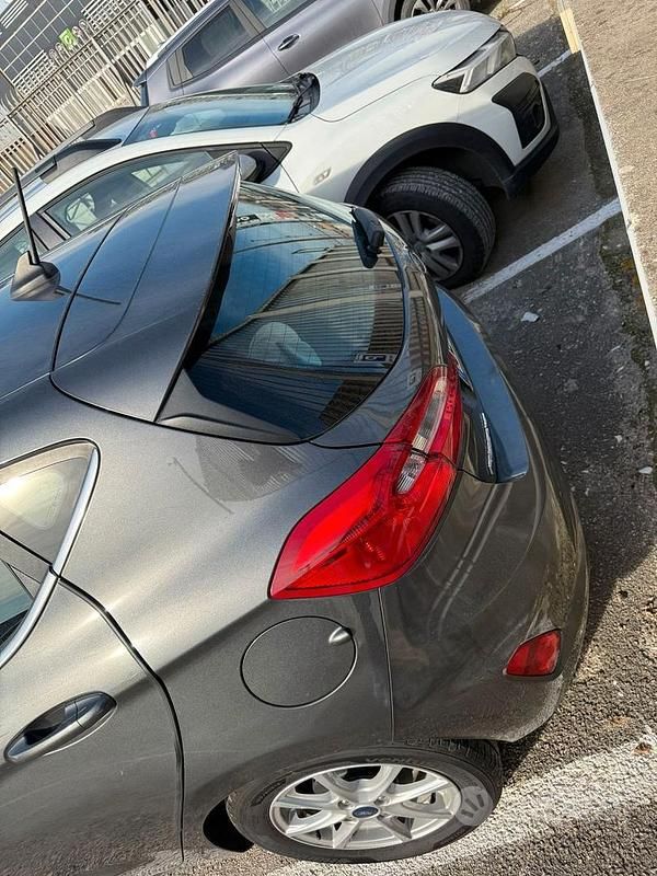 Begagnad Ford Fiesta Titanium 2021 Grå Sedan