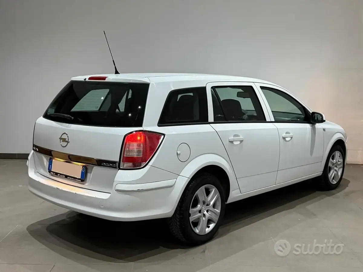 Usata Opel Astra 110 CV (80 kW) 2009 Bianco Station wagon