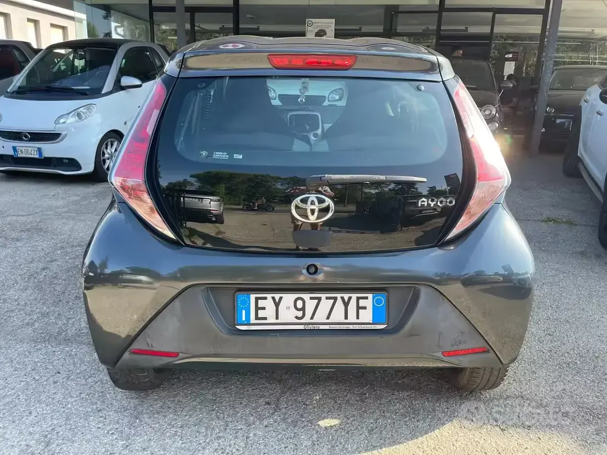 Usata Toyota Aygo X-play 69 CV (50 kW) 2015 Grigio Utilitaria