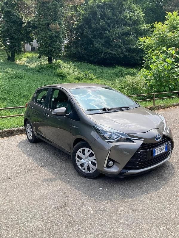 Blu Usata 2017 Toyota Yaris Hybrid Due volumi | 11.500 € (Buon prezzo) - Immagine 1/4