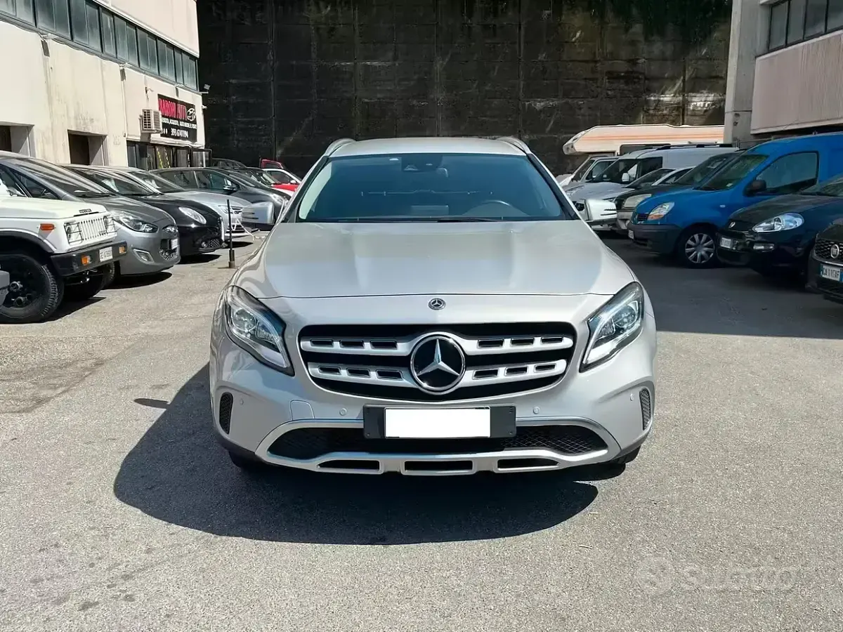 Usata Mercedes GLA200 Business 136 CV (100 kW) 2017 Grigio SUV