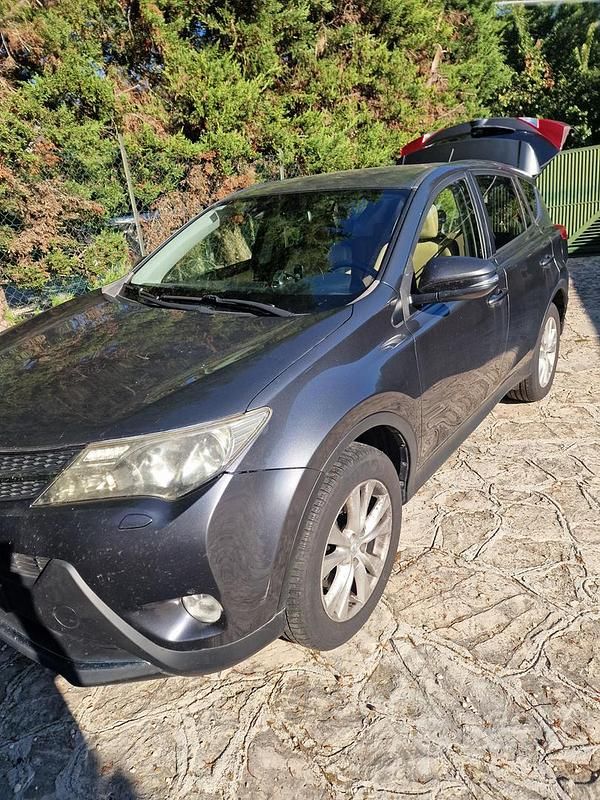 Grigio Usata 2014 Toyota RAV4 SUV | 15.000 € (Molto cara) - Immagine 1/4
