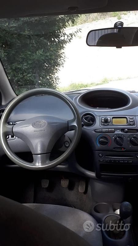 Usata Toyota Yaris 68 CV (50 kW) 1999 Blu Berlina