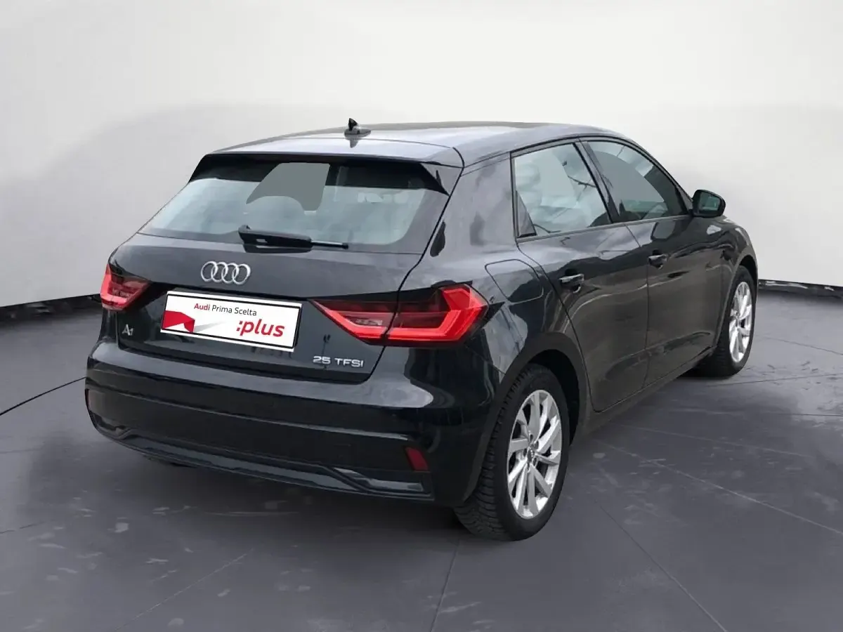 Käytetty Audi A1 Sportback Admired 95 HP (69 kW) 2019 Musta Viistoperä