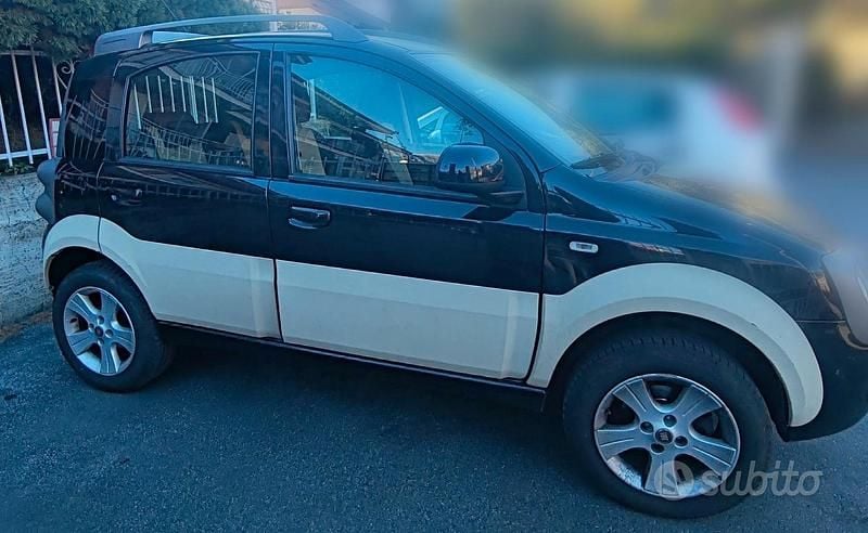 Usata Fiat Panda 4x4 Cross 75 CV (55 kW) 2011 Nero Utilitaria