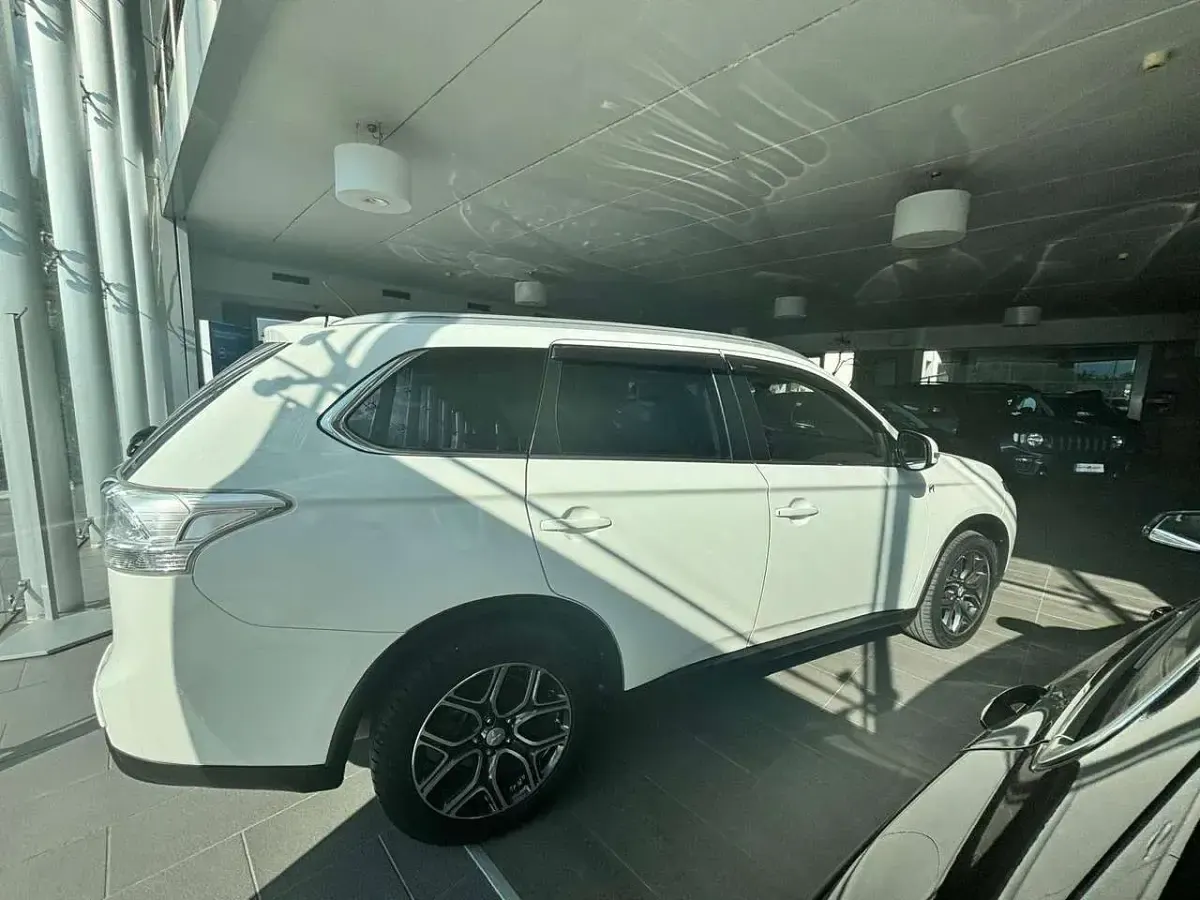 Usata Mitsubishi Outlander Instyle 150 CV (110 kW) 2015 Bianco SUV