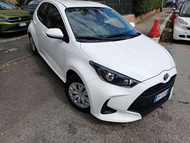 Usata Toyota Yaris Hybrid 92 CV (67 kW) 2022 Bianco Berlina