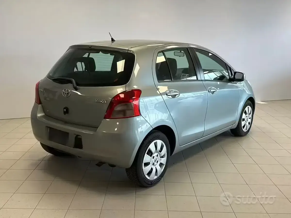 Usata Toyota Yaris 69 CV (50 kW) 2006 Grigio Berlina