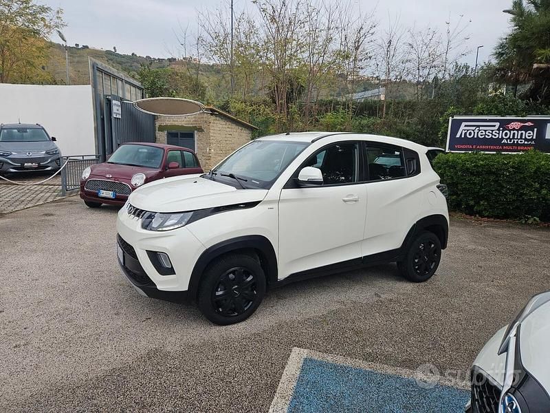 Usata Mahindra KUV100 87 CV (63 kW) 2023 Bianco SUV