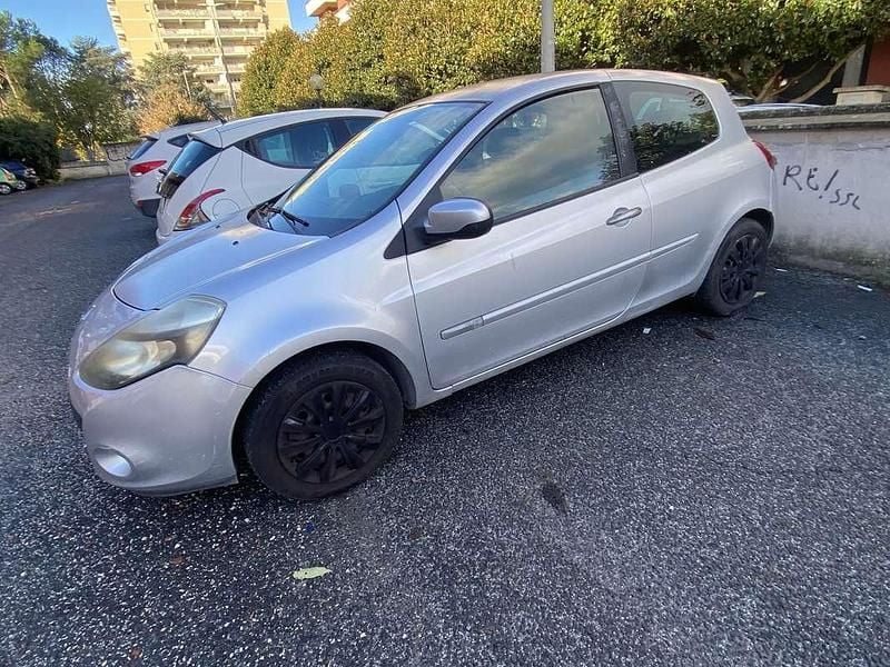 Usata Renault Clio III 75 CV (55 kW) 2010 Argento Berlina