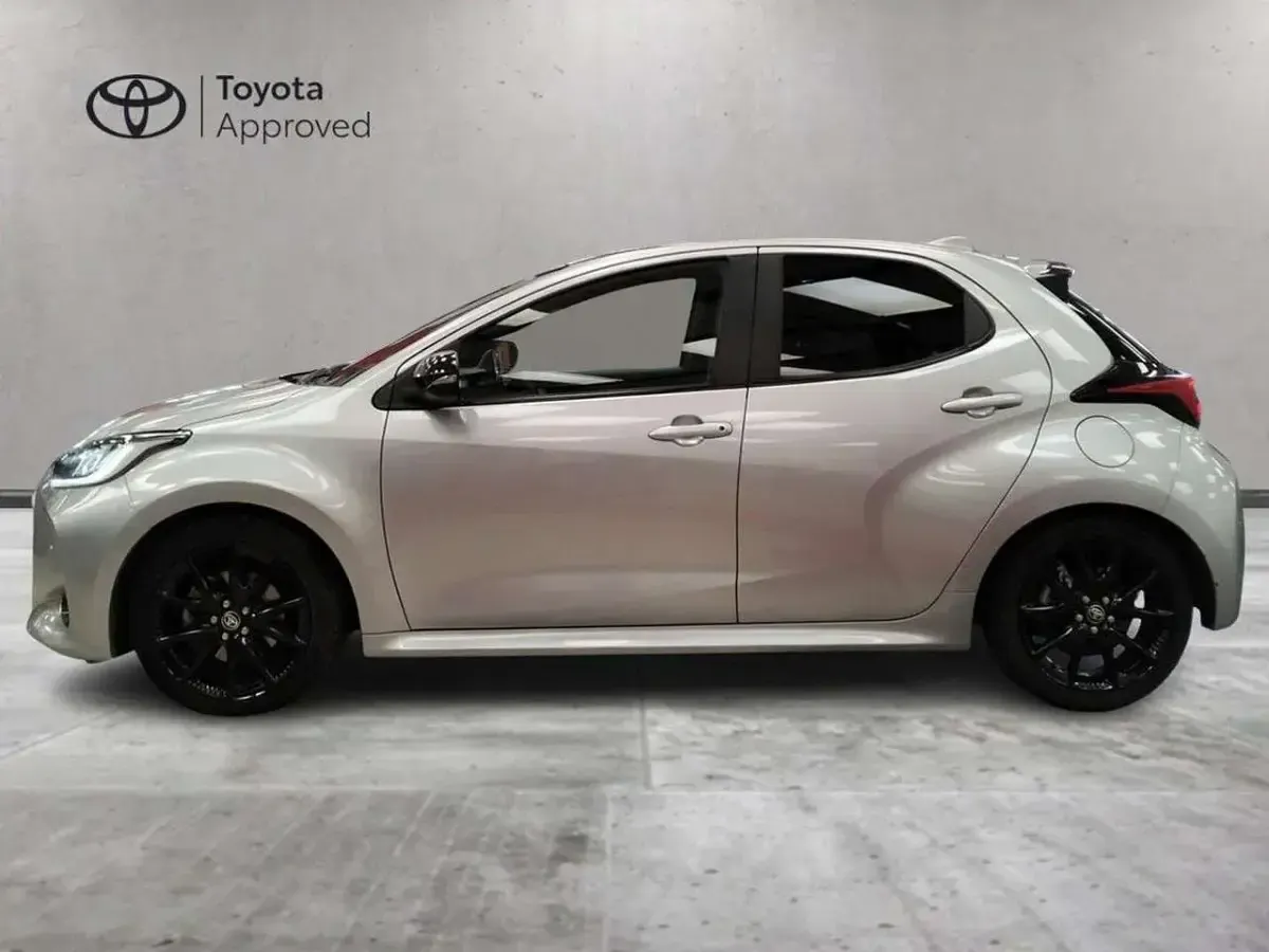 Usata Toyota Yaris Hybrid Lounge 116 CV (85 kW) 2022 Argento Berlina
