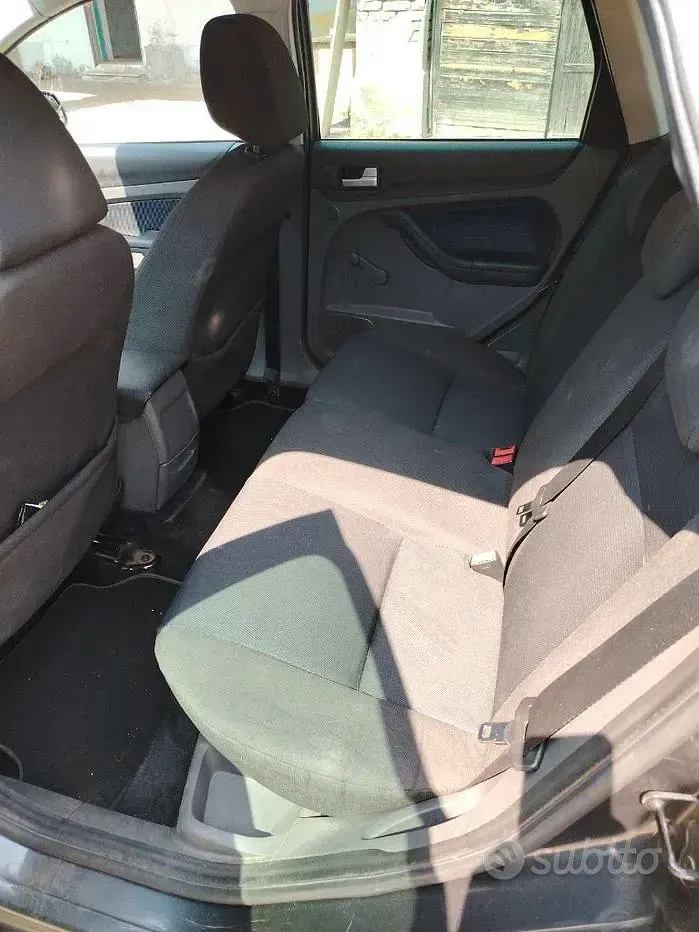 Usata Ford Focus 90 CV (66 kW) 2007 Grigio Station wagon