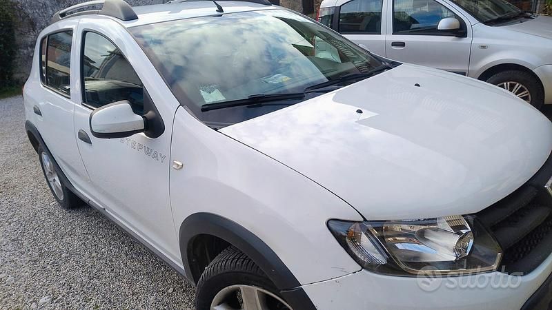 Bianco Usata 2015 Dacia Sandero Tre volumi | 6000 € (Buon prezzo) - Immagine 1/4