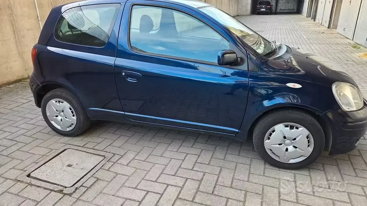 Usata Toyota Yaris 65 CV (47 kW) 2005 Blu Utilitaria