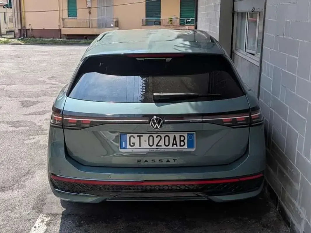 Usata VW Passat R-line 150 CV (110 kW) 2024 Verde Station wagon