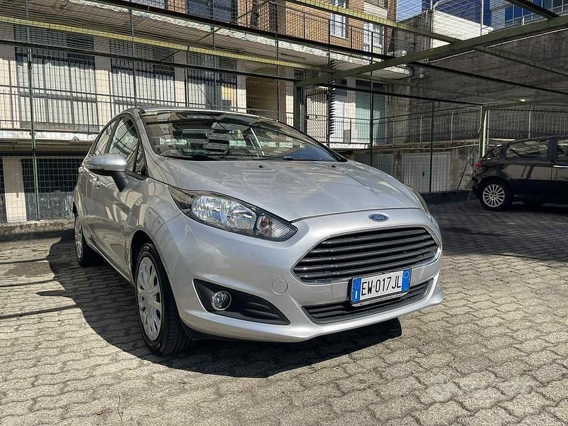 Usata Ford Fiesta 92 CV (67 kW) 2015 Grigio Utilitaria